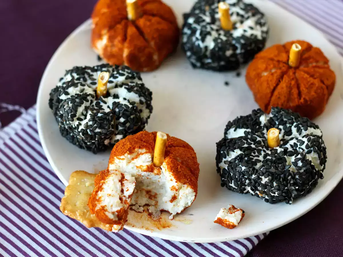 Aperitivní sýrová pomazánka ve tvaru dýně, ideální na Halloween! - foto 3