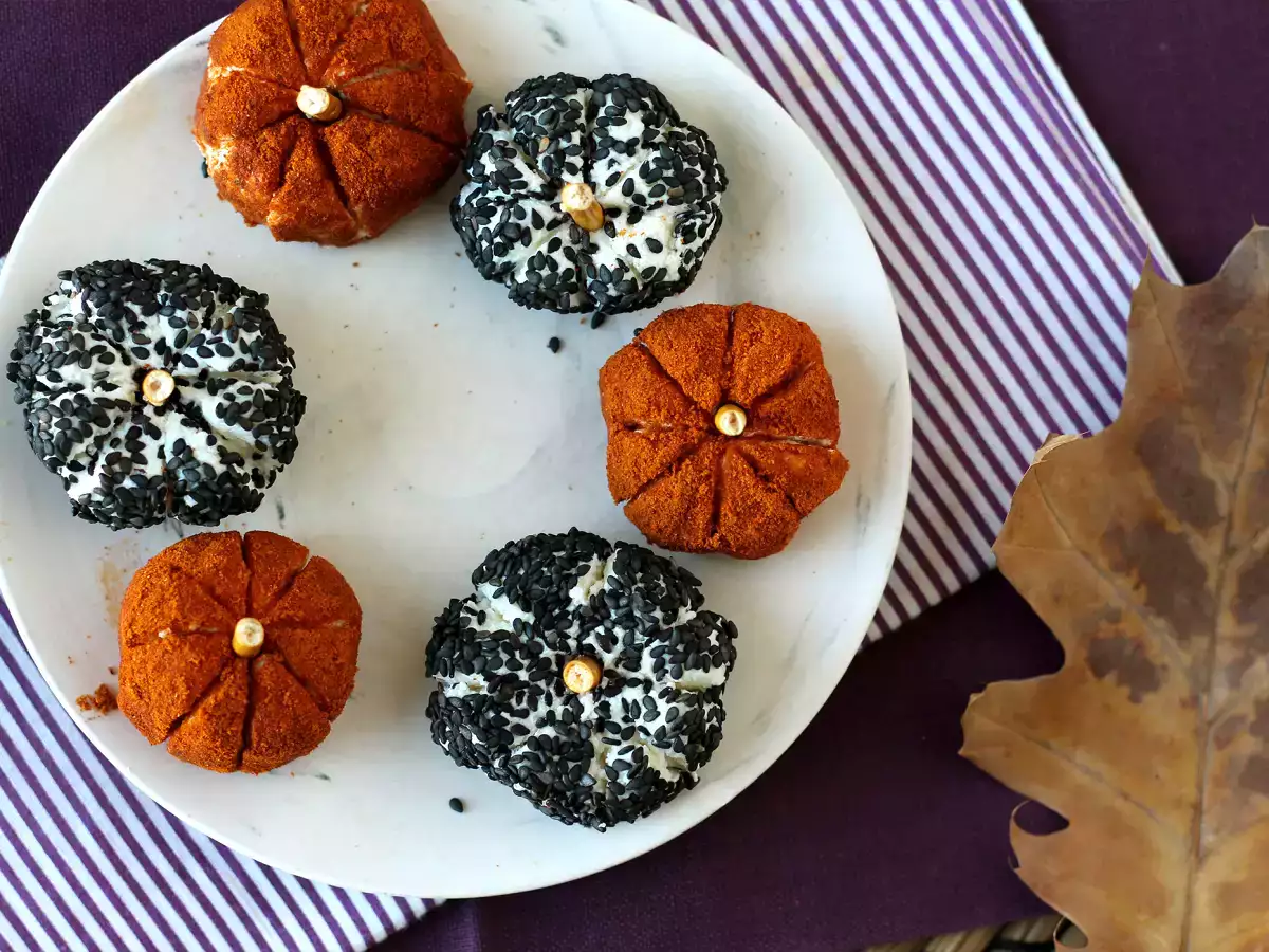 Aperitivní sýrová pomazánka ve tvaru dýně, ideální na Halloween! - foto 7
