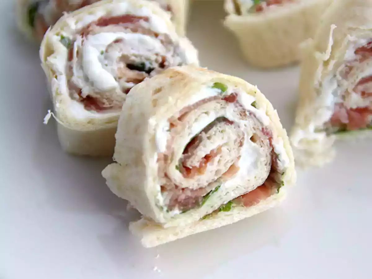 Aperitivní zábaly s uzenou šunkou a rukolou