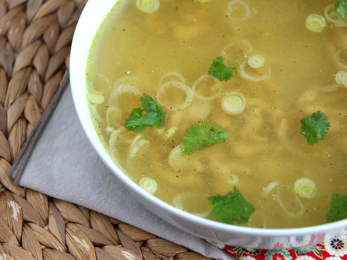 Aromatická a hřejivá asijská kuřecí polévka - foto 3