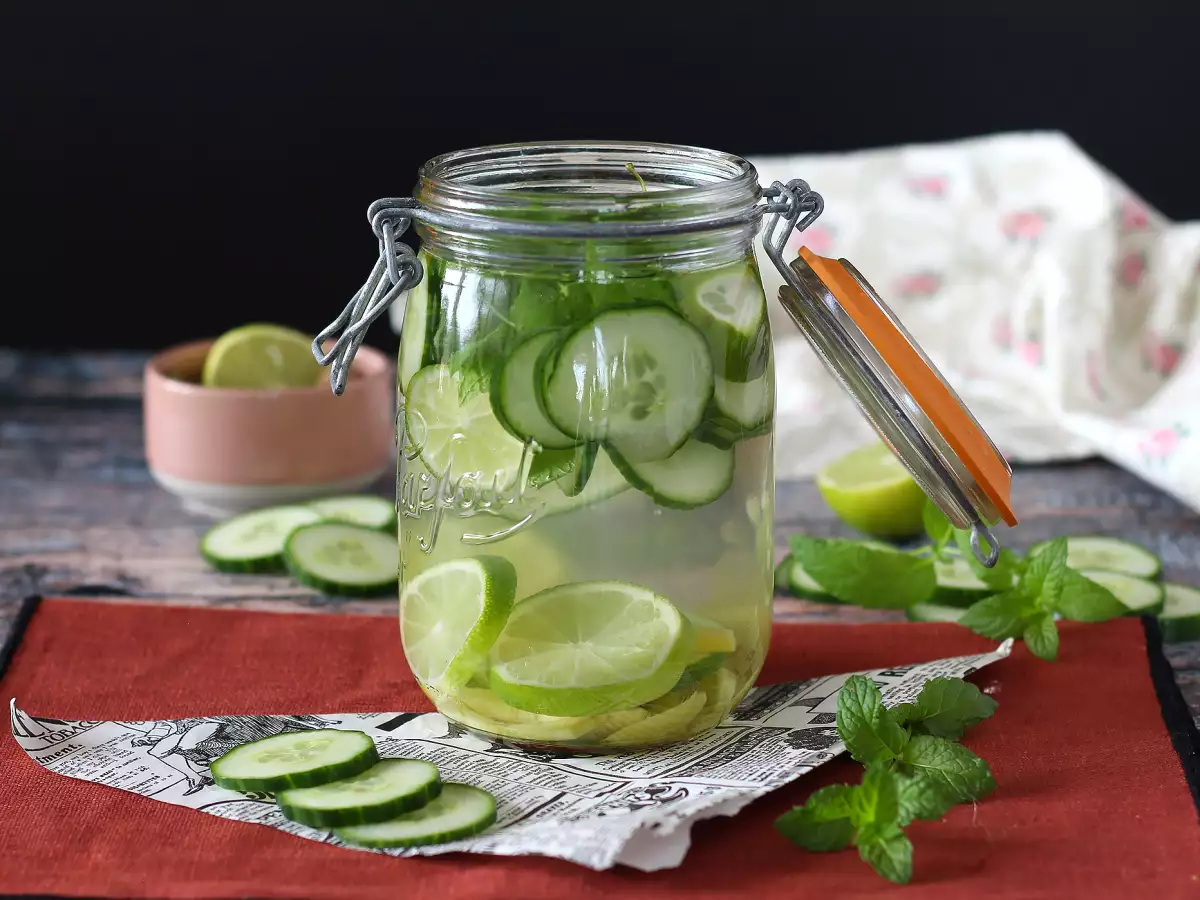 Aromatizovaná voda s okurkou, limetkou, mátou a zázvorem