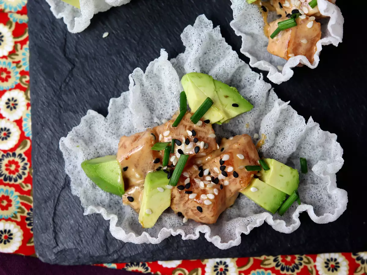 Asijské tacos: lososový tatarák v křupavých rýžových chipsách