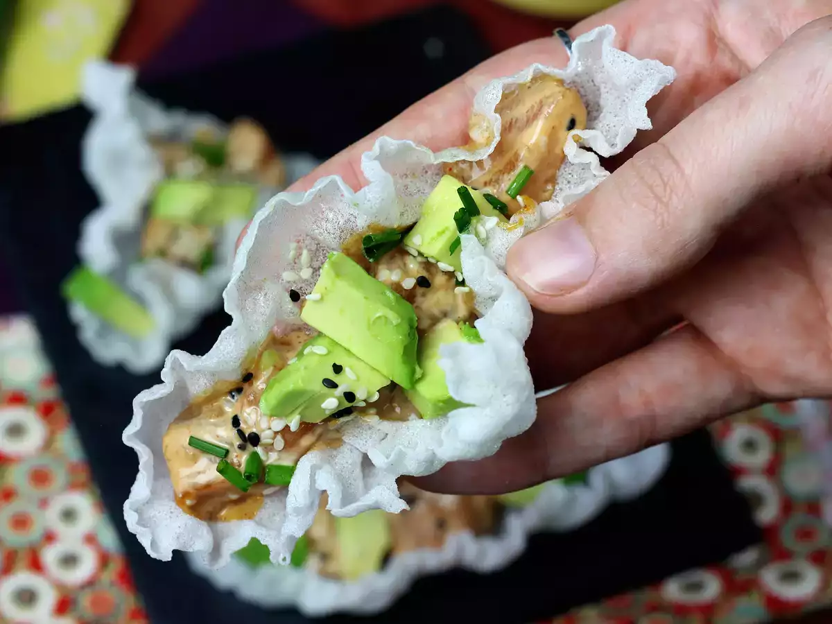 Asijské tacos: lososový tatarák v rýžových lupíncích - foto 2