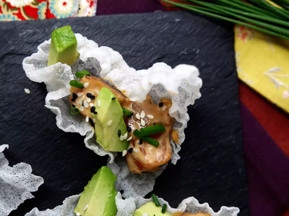 Asijské tacos: lososový tatarák v rýžových lupíncích - foto 6