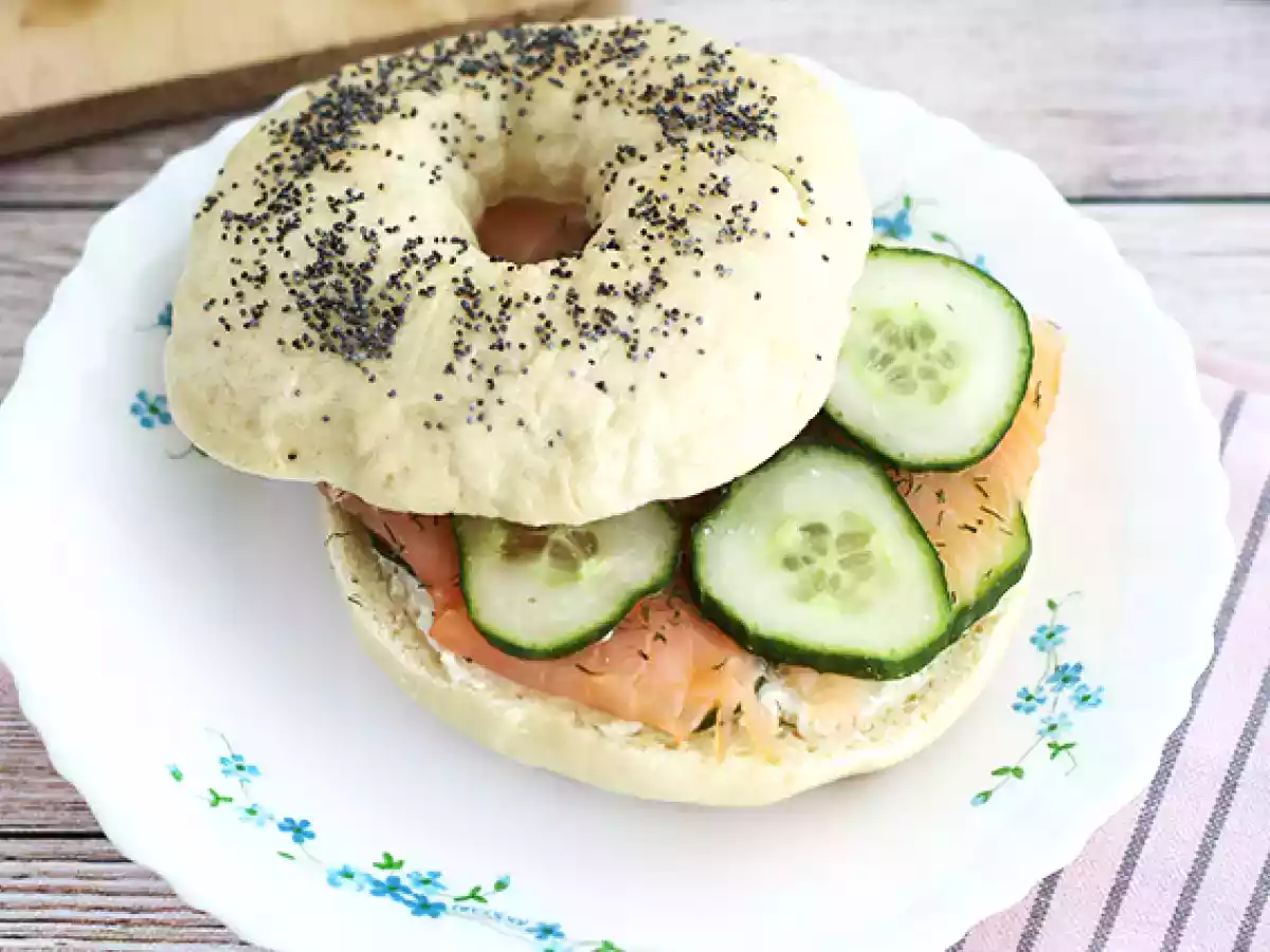 Bagel s lososem, okurkou a čerstvým sýrem