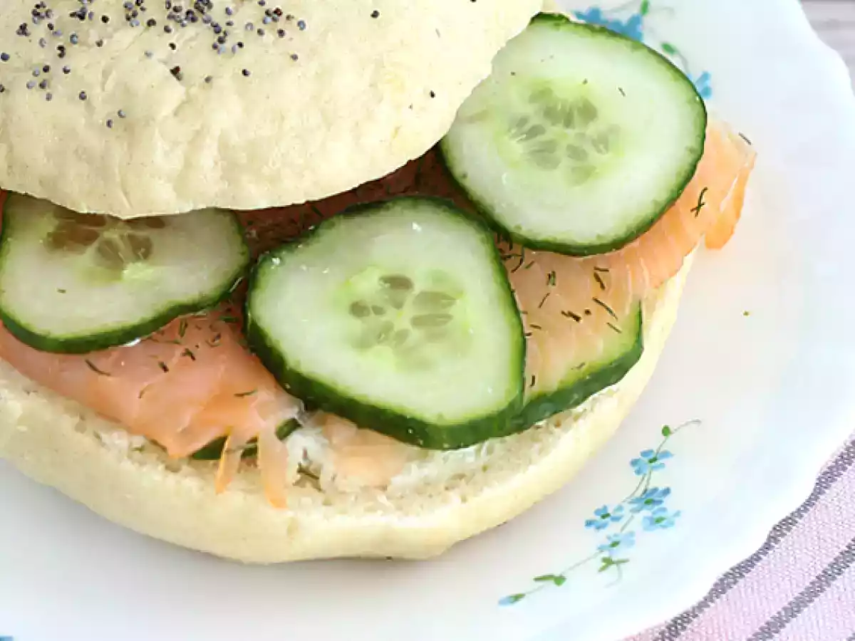 Bagel s lososem, okurkou a čerstvým sýrem - foto 2