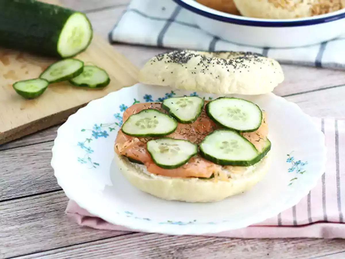 Bagel s lososem, okurkou a čerstvým sýrem - foto 3