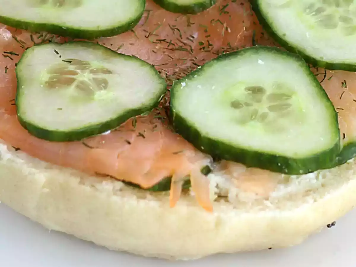 Bagel s lososem, okurkou a čerstvým sýrem - foto 4