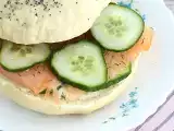 Bagel s lososem, okurkou a čerstvým sýrem, foto 1