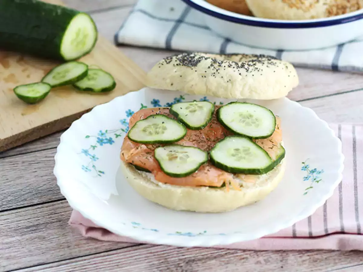 Bagel s uzeným lososem, okurkou a krémovým sýrem - foto 3