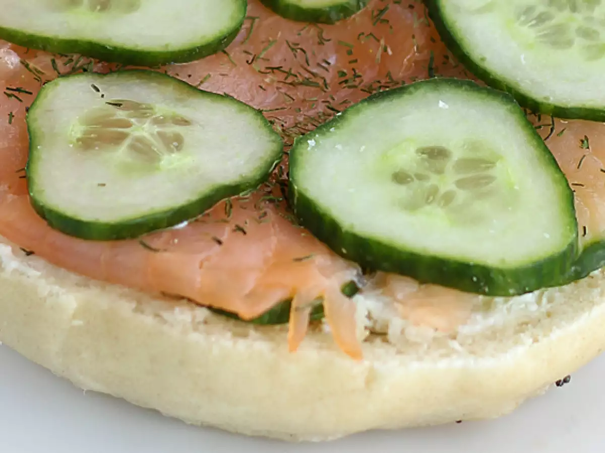 Bagel s uzeným lososem, okurkou a krémovým sýrem - foto 4