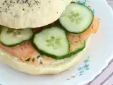 Bagel s uzeným lososem, okurkou a krémovým sýrem, foto 1