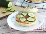 Bagel s uzeným lososem, okurkou a krémovým sýrem, foto 2
