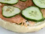Bagel s uzeným lososem, okurkou a krémovým sýrem, foto 3