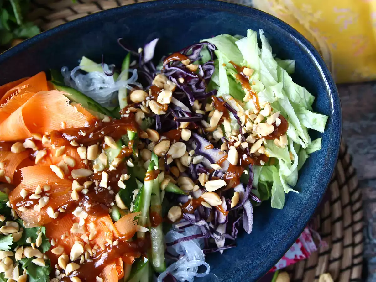 Barevný salát s rýžovými vermicelli a krevetami s pikantní arašídovou omáčkou - foto 2