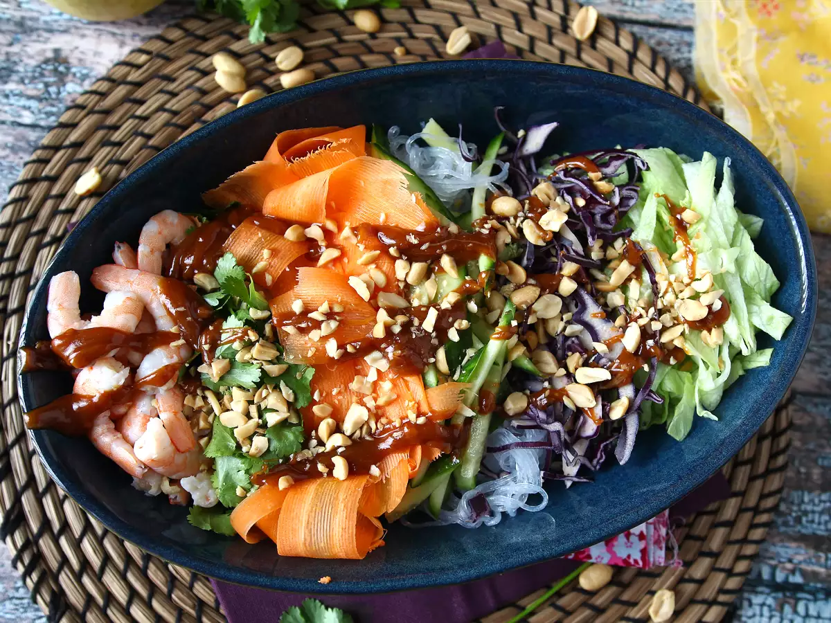 Barevný salát s rýžovými vermicelli a krevetami s pikantní arašídovou omáčkou - foto 3