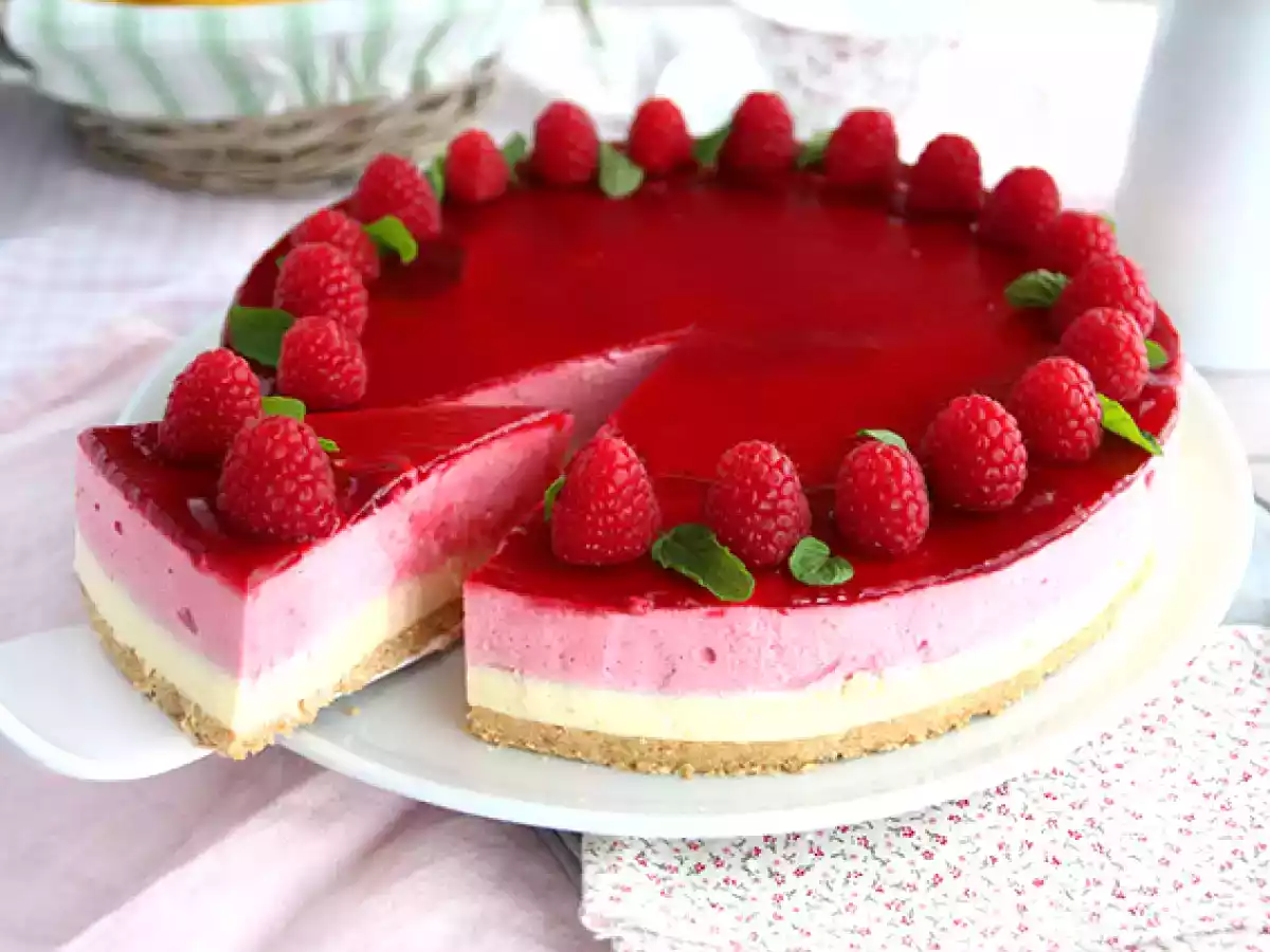 Bavarois s malinami a bílou čokoládou (kroky a video)
