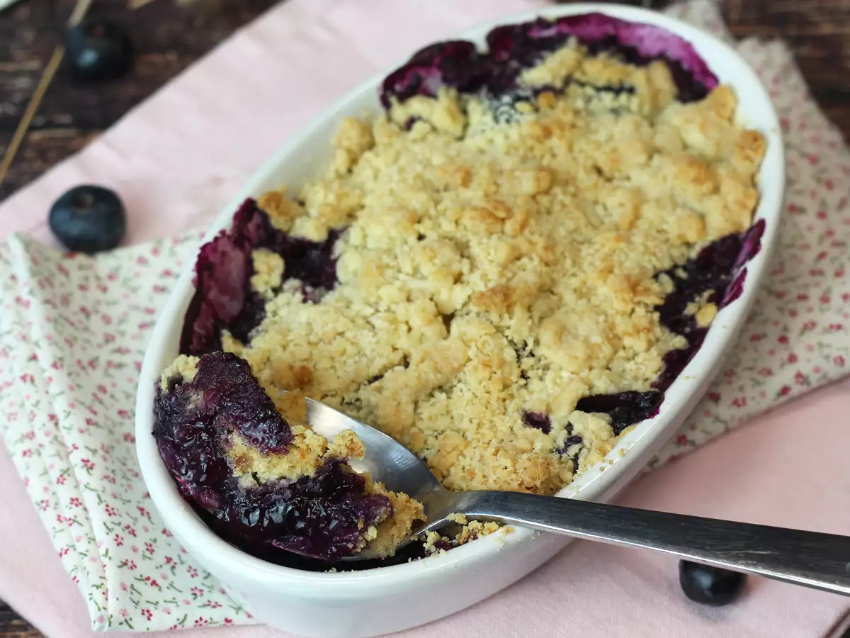 Borůvkový crumble s mandlemi: zlatavý na povrchu, šťavnatý uvnitř