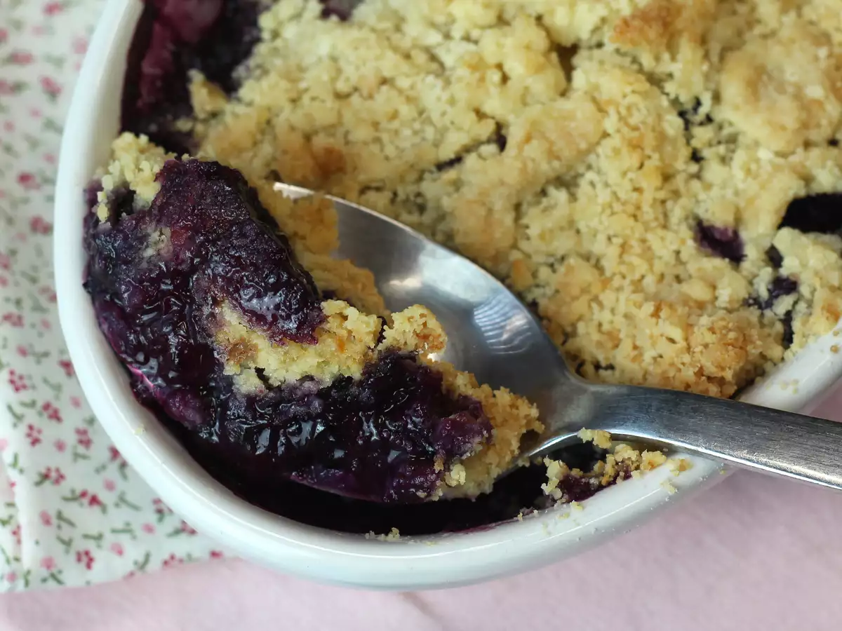 Borůvkový crumble s mandlemi: zlatavý na povrchu, šťavnatý uvnitř - foto 2