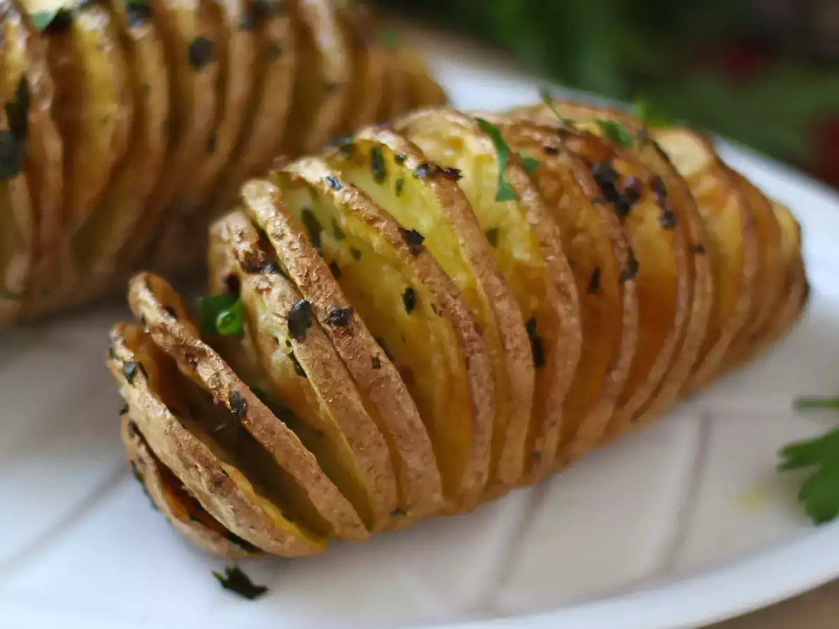 Brambory Hasselback ve fritéze: křupavé, rozplývající se v ústech a velmi snadné! - foto 2