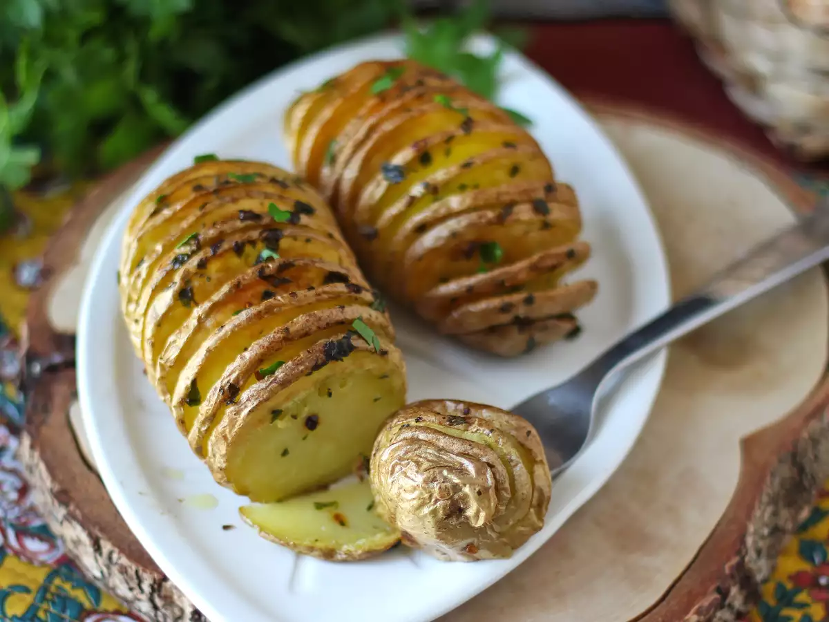 Brambory Hasselback ve fritéze: křupavé, rozplývající se v ústech a velmi snadné! - foto 3