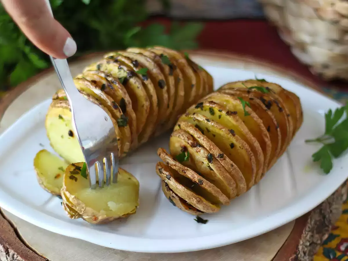 Brambory Hasselback ve fritéze: křupavé, rozplývající se v ústech a velmi snadné! - foto 5