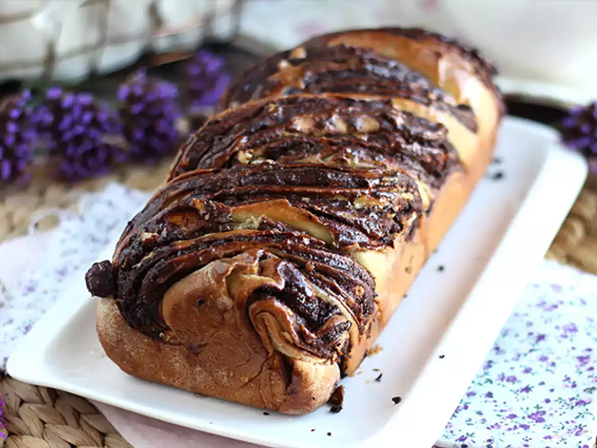 Brioška babka s čokoládou a lískovými oříšky