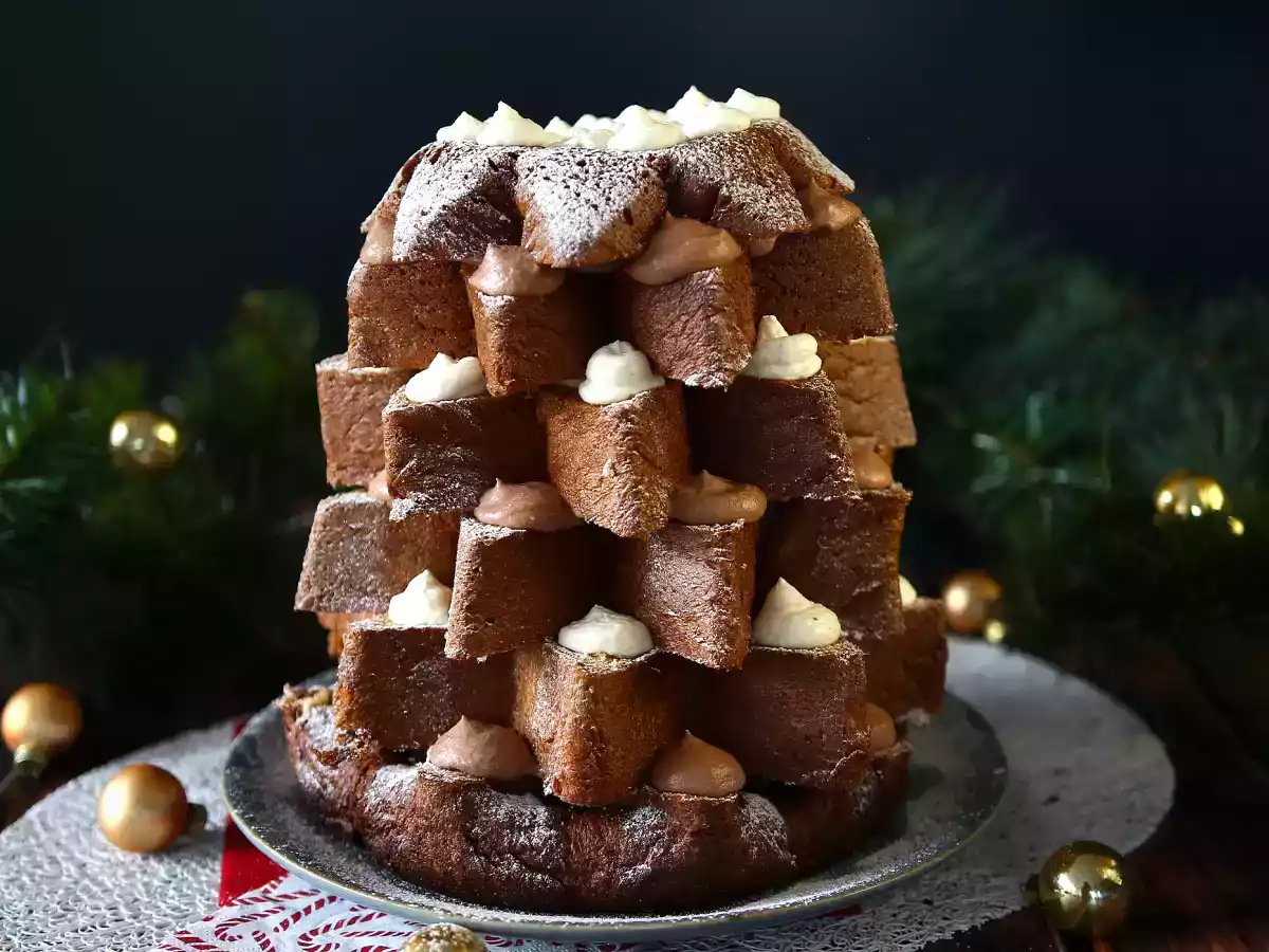 Brioška Pandoro plněná krémem Nutella a vanilkovým krémem ve tvaru vánočního stromku.