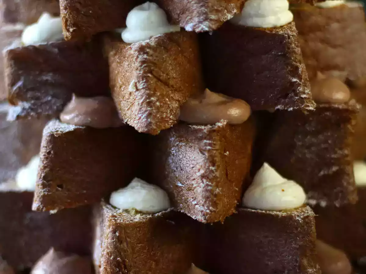 Brioška Pandoro plněná krémem Nutella a vanilkovým krémem ve tvaru vánočního stromku. - foto 2