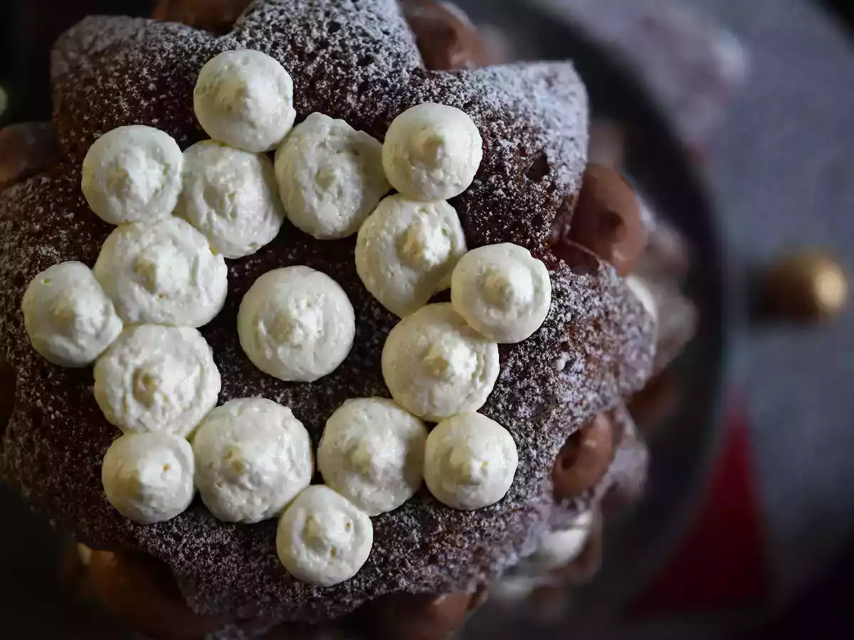 Brioška Pandoro plněná krémem Nutella a vanilkovým krémem ve tvaru vánočního stromku. - foto 8