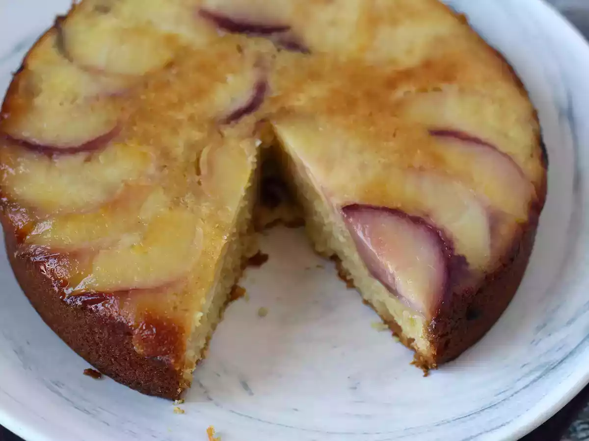 Broskvový koláč vzhůru nohama, vlhký, rozplývající se a karamelizovaný - foto 7