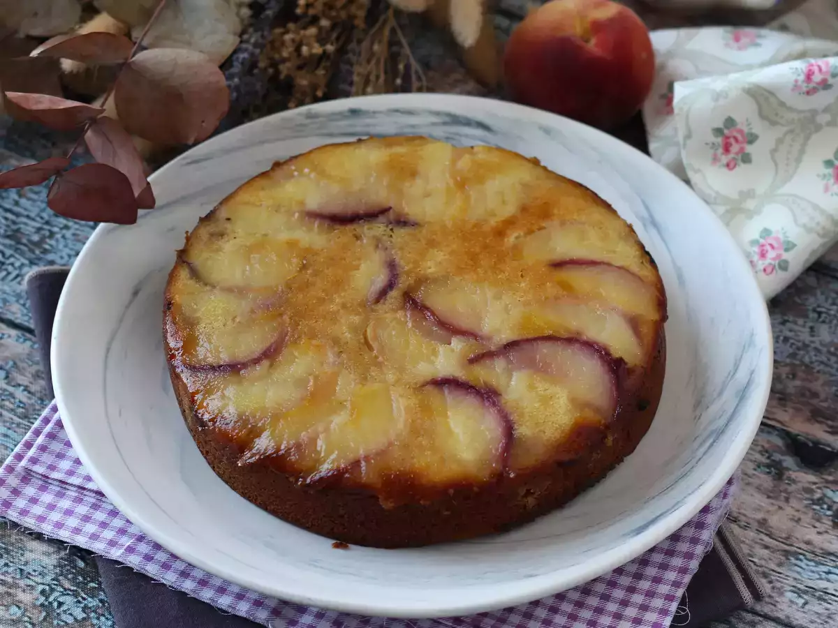 Broskvový obrácený koláč, vláčný, jemný a karamelizovaný - foto 5