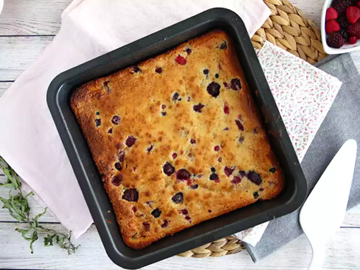 Brownie z bílé čokolády a červeného ovoce (Blondie)