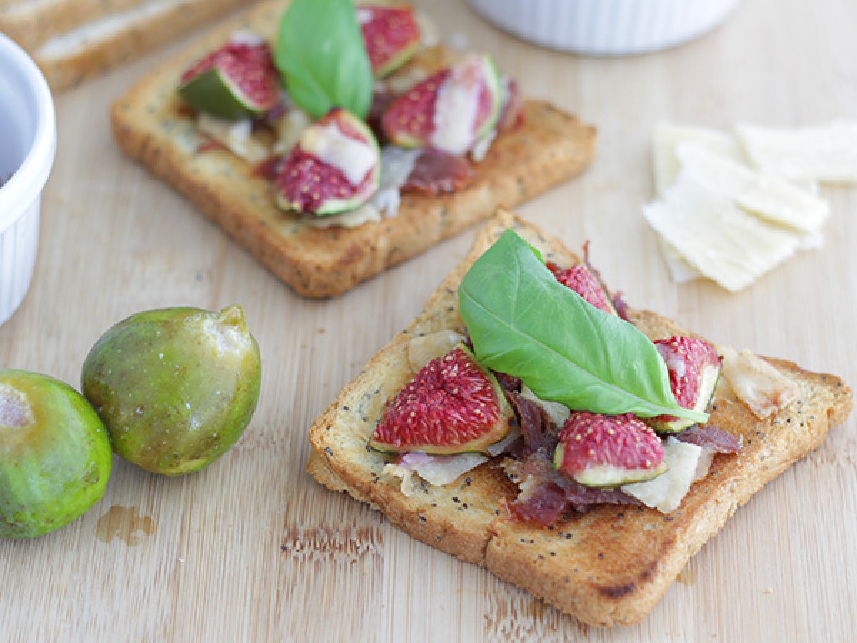 Bruschetta s fíky, parmazánem a parmskou šunkou