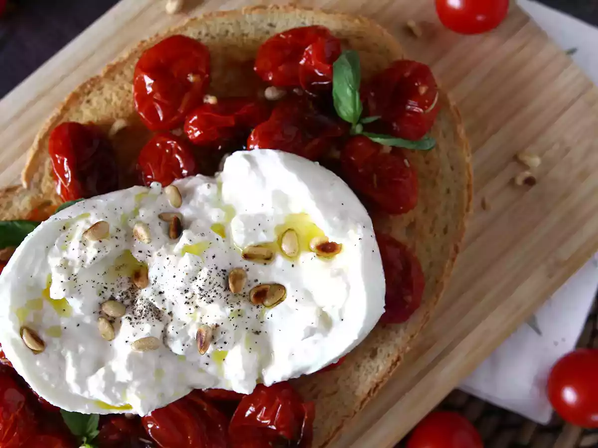 Bruschetta s pečenými rajčaty a burratou - foto 2