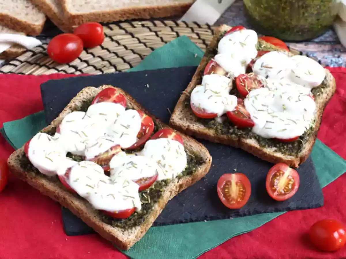 Bruschetta s pestem, cherry rajčátky a mozzarellou