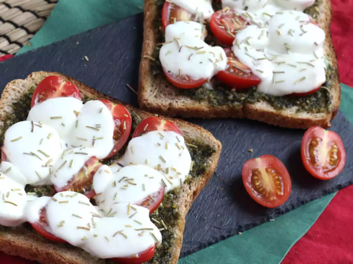 Bruschetta s pestem, cherry rajčátky a mozzarellou - foto 2