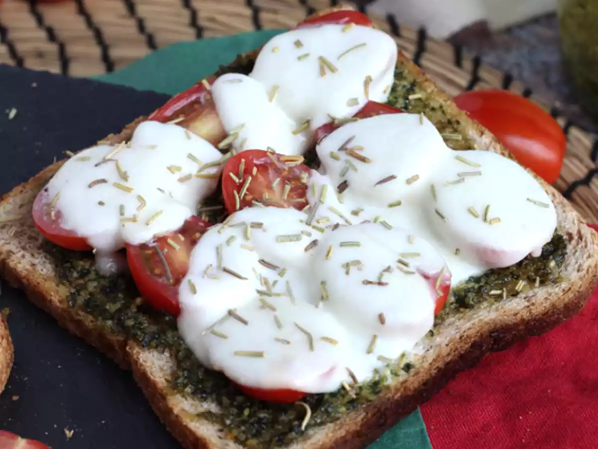 Bruschetta s pestem, cherry rajčátky a mozzarellou - foto 4