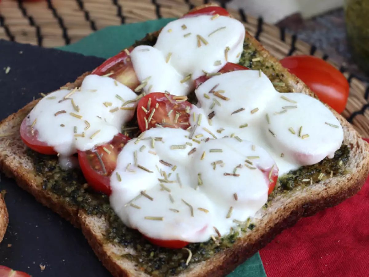 Bruschetta s pestem, cherry rajčaty a mozzarellou - foto 4