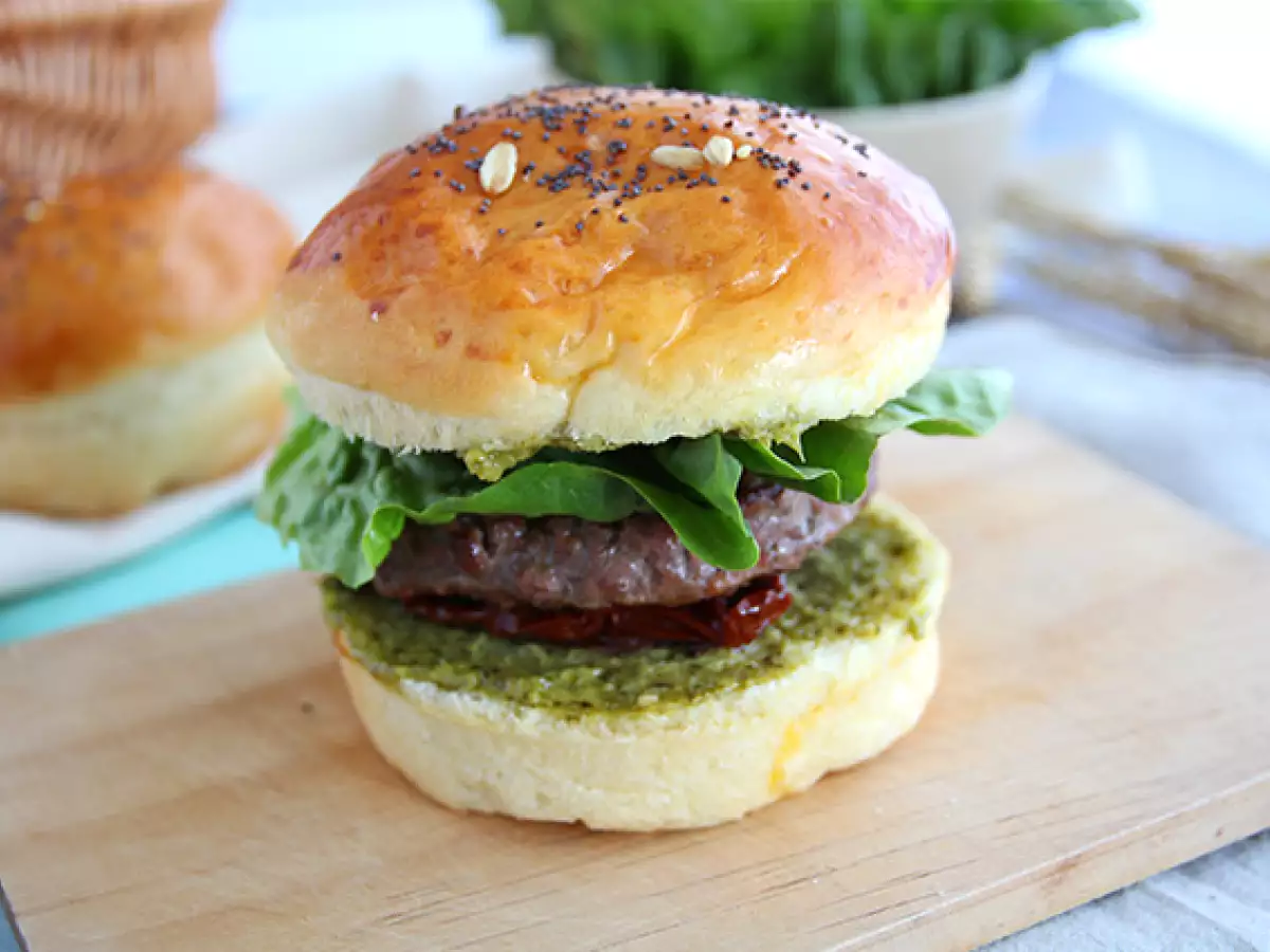 Burger po italsku s pestem, sušenými rajčaty a mozzarellou - foto 3