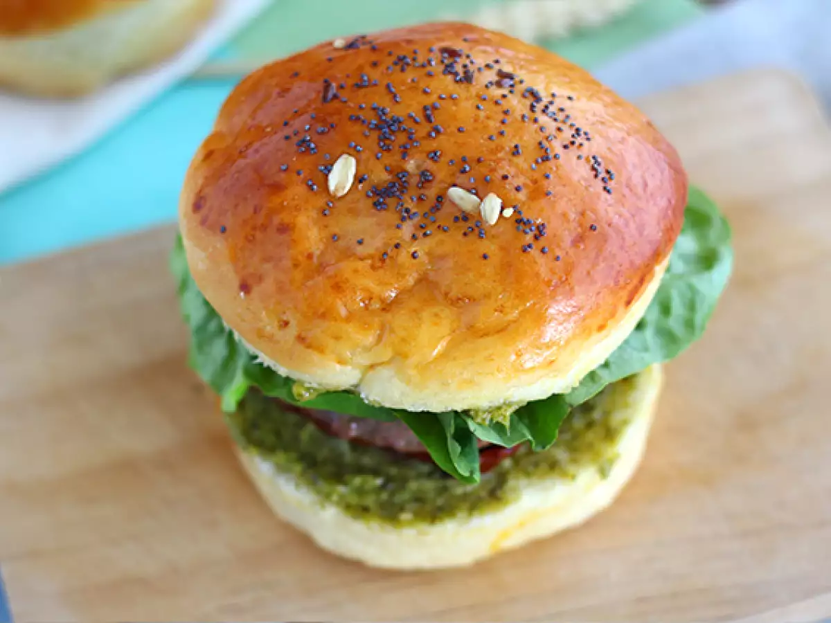 Burger po italsku s pestem, sušenými rajčaty a mozzarellou - foto 5
