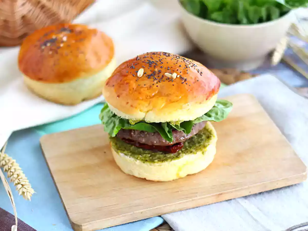 Burger v italském stylu: omáčka pesto, sušená rajčata, mozzarella
