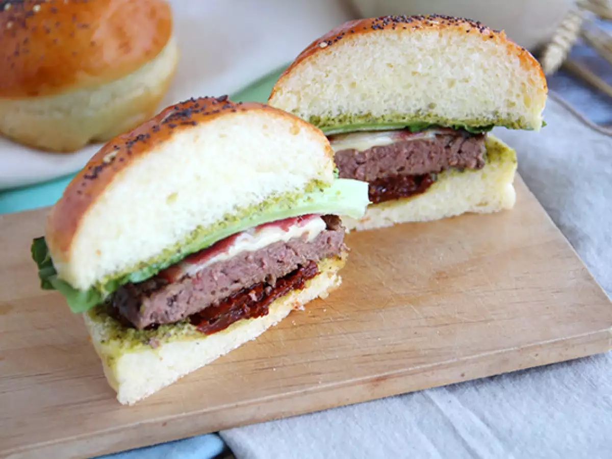 Burger v italském stylu: omáčka pesto, sušená rajčata, mozzarella - foto 2