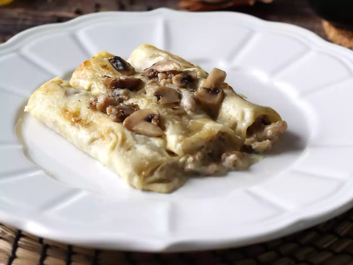 Cannelloni s houbami a klobásou: bohatý a chutný první chod