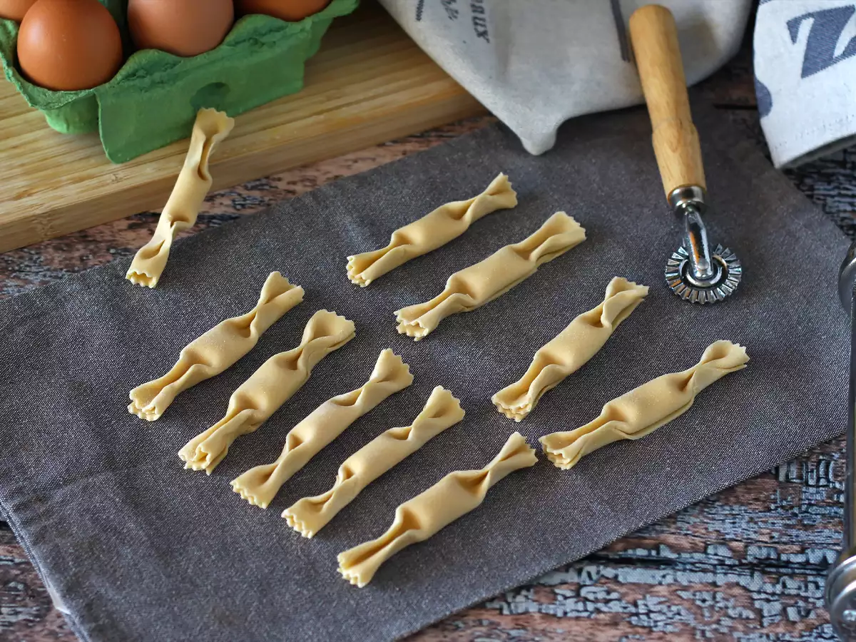 Caramelle: ravioli ve tvaru bonbonů s dýňovou náplní a ricottou