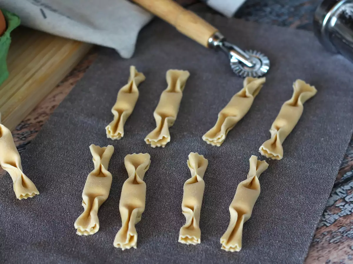 Caramelle: ravioli ve tvaru bonbonů s dýňovou náplní a ricottou - foto 2