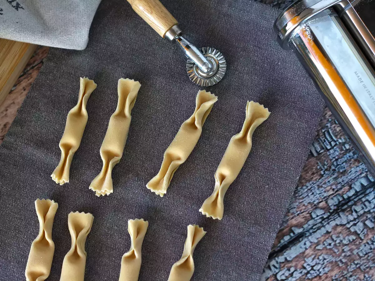 Caramelle: ravioli ve tvaru bonbonů s dýňovou náplní a ricottou - foto 5