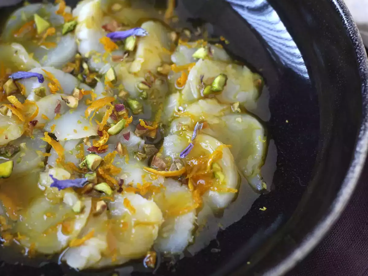 Carpaccio z mušlí s citrusovým vinaigrettem a pistáciemi, elegantní a snadno připravitelný předkrm