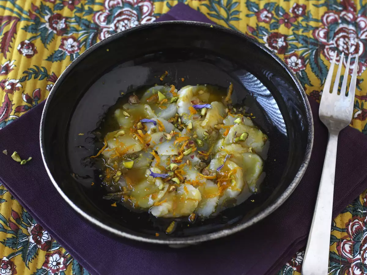 Carpaccio z mušlí s citrusovým vinaigrettem a pistáciemi, elegantní a snadno připravitelný předkrm - foto 4