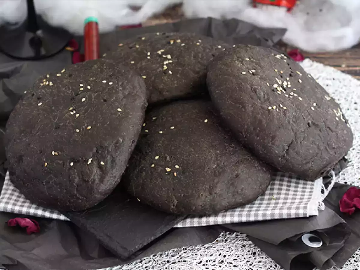 Černé burgerové bulky se sépiovým inkoustem